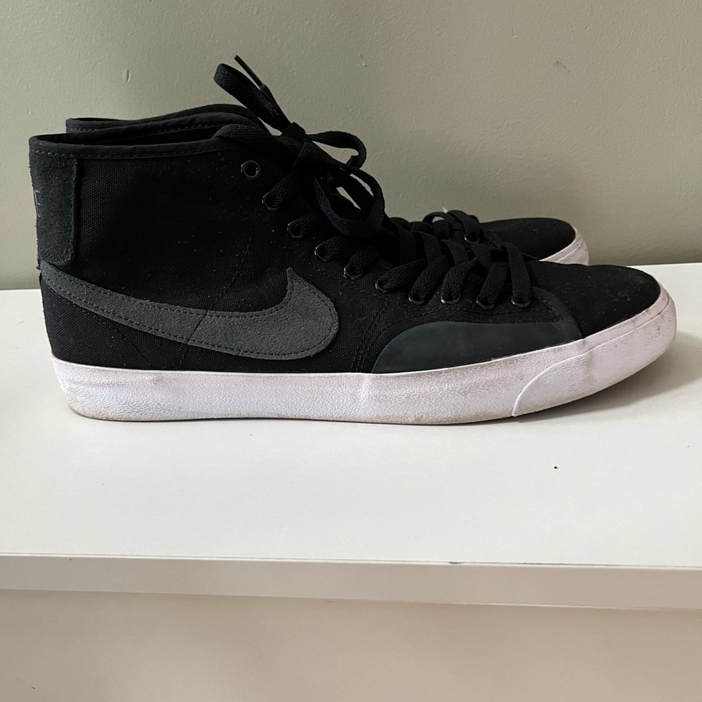 Men’s- Nike SB Blazer Court Mid Premium Skate Shoes-Black size 11 High Top